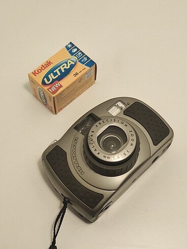 Kurmalı Analog Fotoğraf Makinesi ve 35mm Kodak 400 film