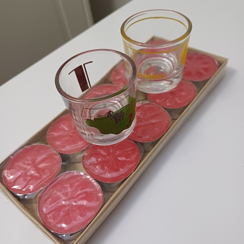 Kırmızı Tealight Mumlar ve İki Cam Mumluk - Görsel 2