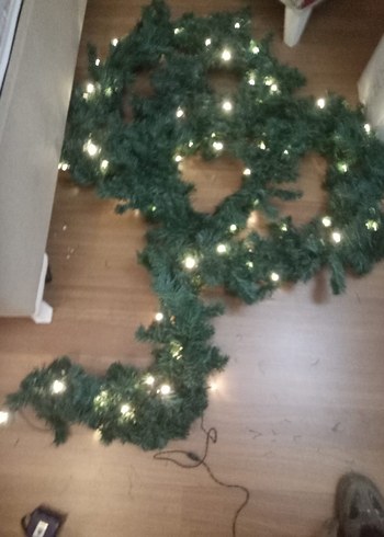 Işıklarla Süslenmiş Yeşil Yılbaşı Çelengi - Görsel 6