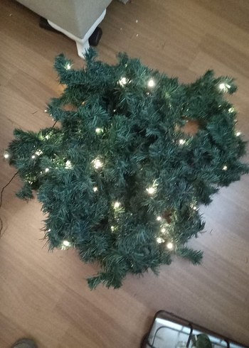 Işıklarla Süslenmiş Yeşil Yılbaşı Çelengi