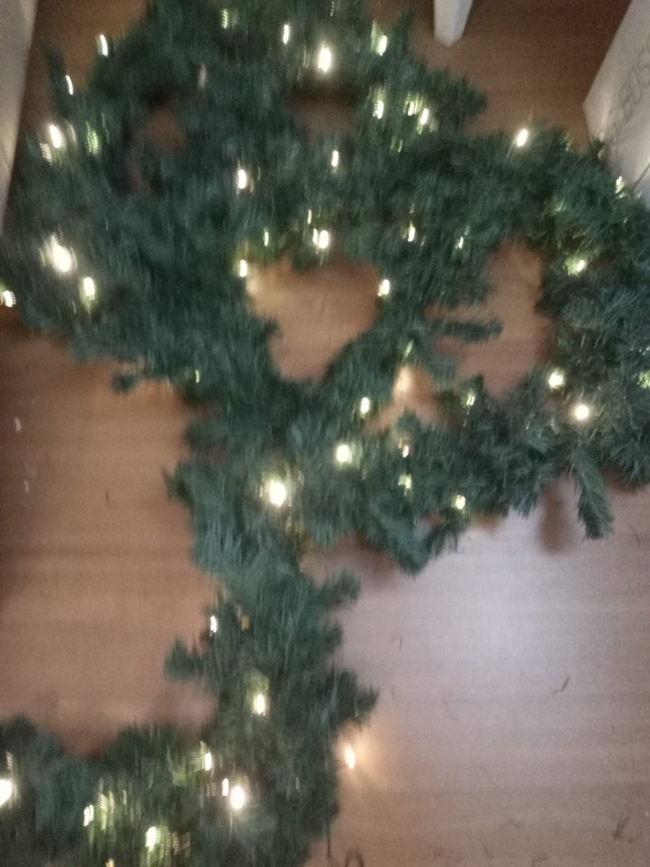 Işıklarla Süslenmiş Yeşil Yılbaşı Çelengi - Görsel 2