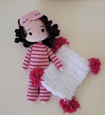Amigurumi battaniyeli uylu bantlı kız bebek
