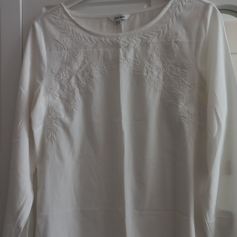 Bohem İşlemeli Beyaz Keten V Yakalı Bluz - Görsel 3