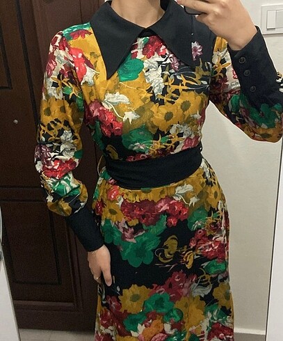 Yaka detaylı çiçekli elbise