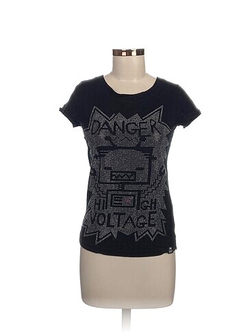Bershka T-shirt %70 İndirimli.