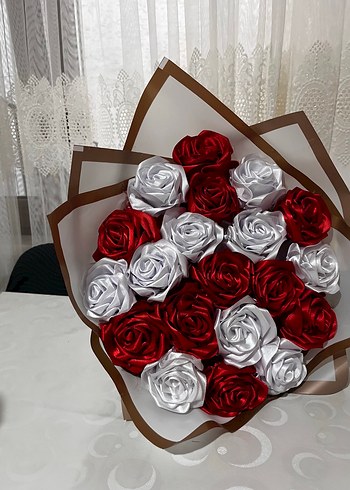 Kırmızı ve Beyaz El Yapımı Gül Buketi - Görsel 3