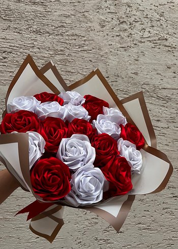 Kırmızı ve Beyaz El Yapımı Gül Buketi - Görsel 5