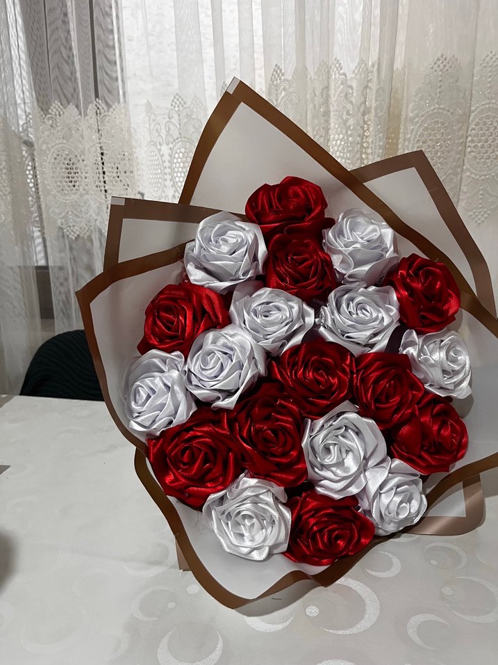 Kırmızı ve Beyaz El Yapımı Gül Buketi - Görsel 3