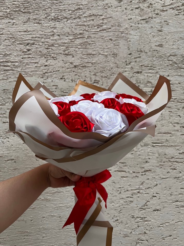 Kırmızı ve Beyaz El Yapımı Gül Buketi - Görsel 4