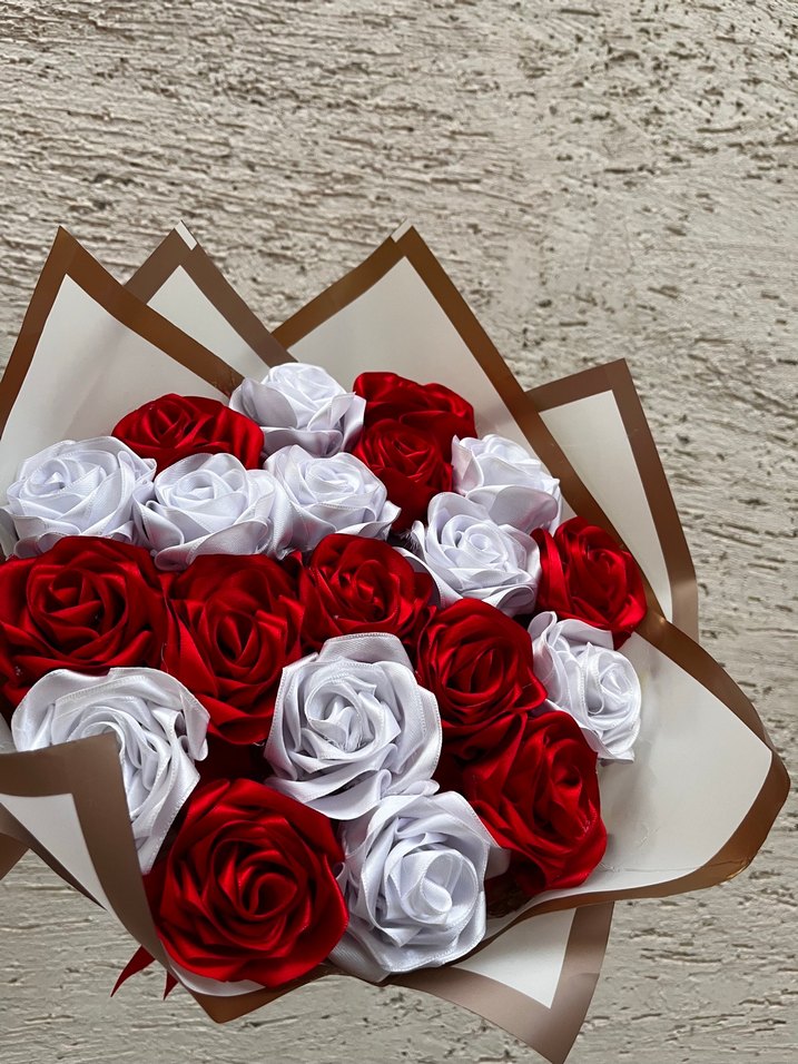 Kırmızı ve Beyaz El Yapımı Gül Buketi - Görsel 2