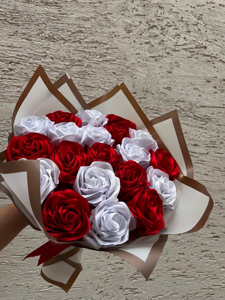 Kırmızı ve Beyaz El Yapımı Gül Buketi - Görsel 5