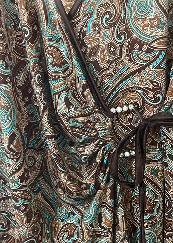 Uzun Kollu Desenli Kahverengi Kendinden Pullu Bluz - Görsel 2