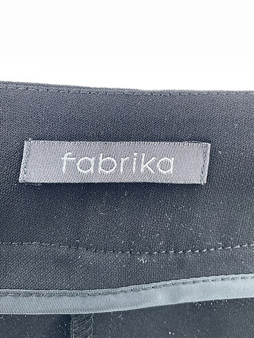 36 Beden siyah Renk Fabrika Düz Kesim %70 İndirimli.