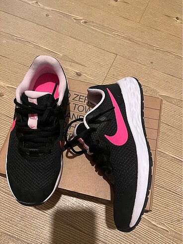 Nike 2 kez giyildi