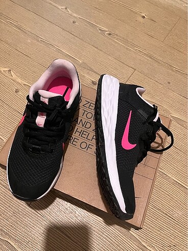 Nike Nike 2 kez giyildi