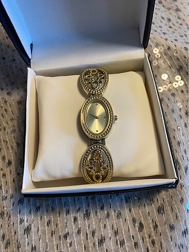 Avon Gold taş detaylı kordonlu saat