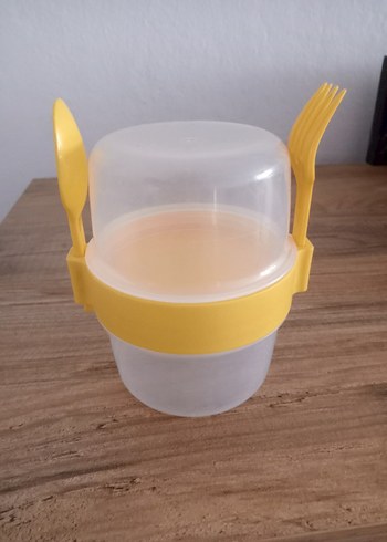 Sarı Plastik Yemek Kabı ve Çatal-Bıçak Seti