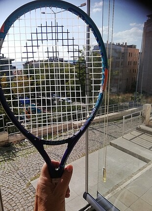 Çocuk raketi kılıflı halde toplarıyla birlikte