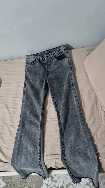 27 Beden Jean sadece ilk dugmesi yok baska kusuru yok