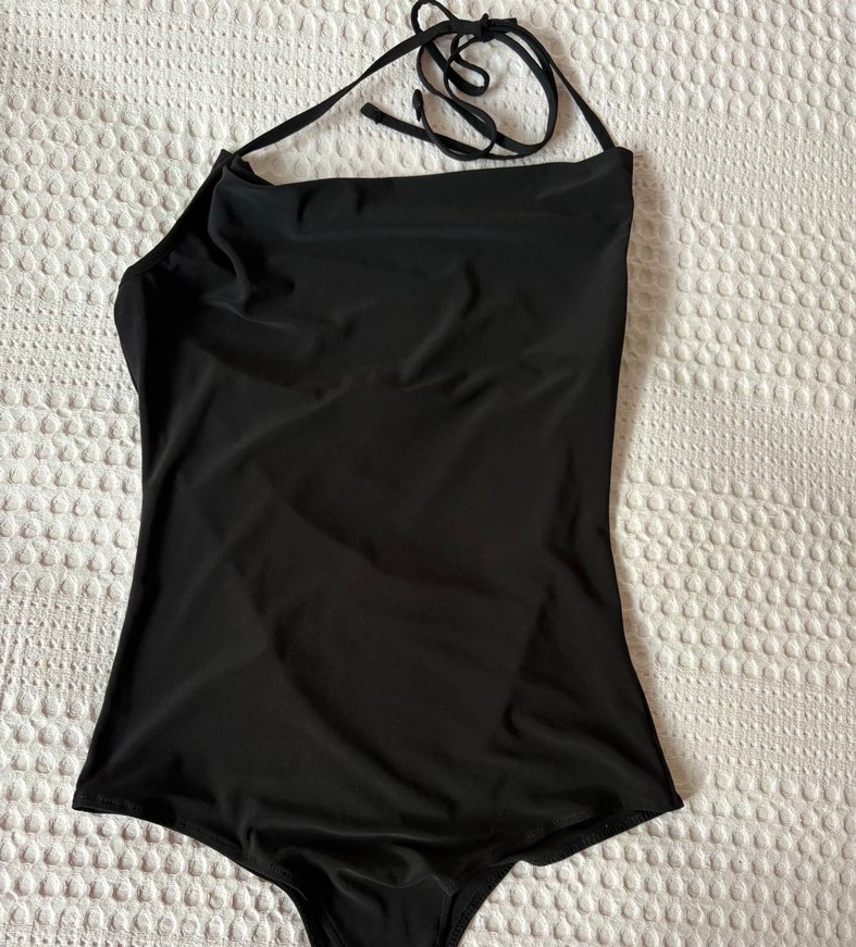 Siyah boyundan bağlamalı bluz - Görsel 3