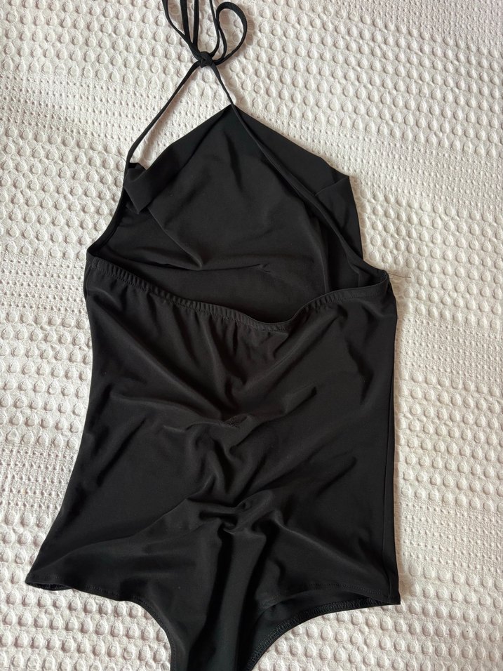 Siyah boyundan bağlamalı bluz - Görsel 2