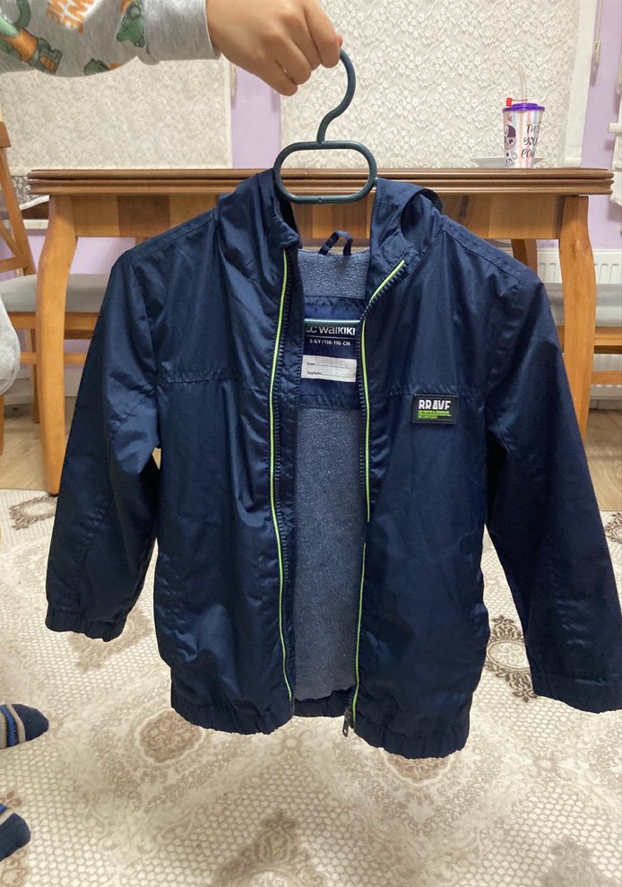 Kapüşonlu Mavi Erkek Çocuk Yağmurluk - Görsel 4