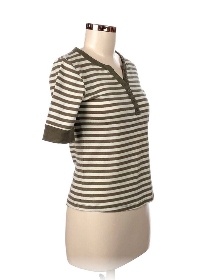 Düğmeli V Yaka Çizgili Tişört - Görsel 2