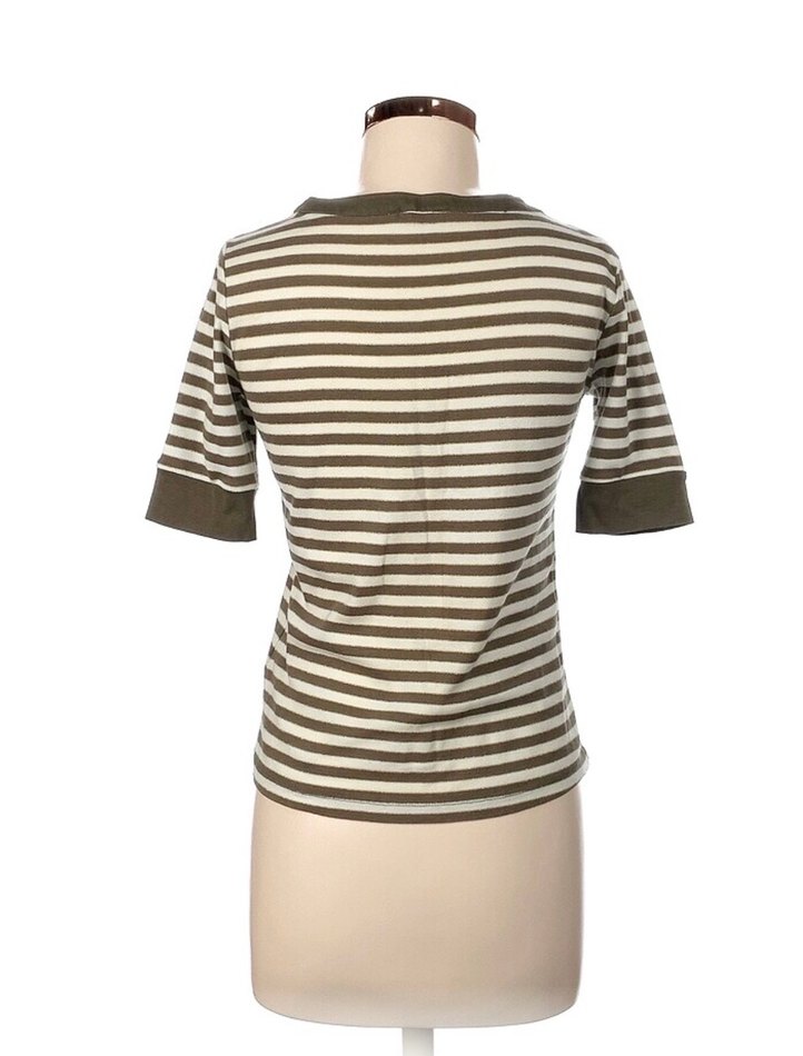 Düğmeli V Yaka Çizgili Tişört - Görsel 3