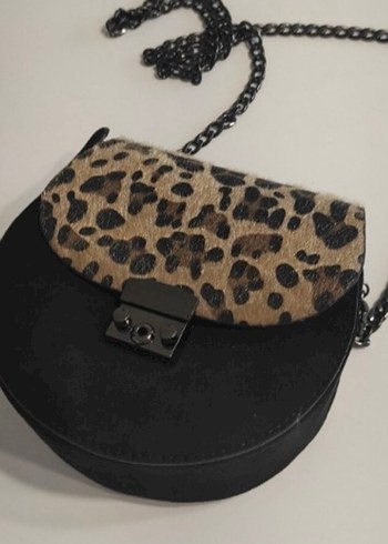 Leopar Desenli Zincir Detaylı Siyah Çanta
