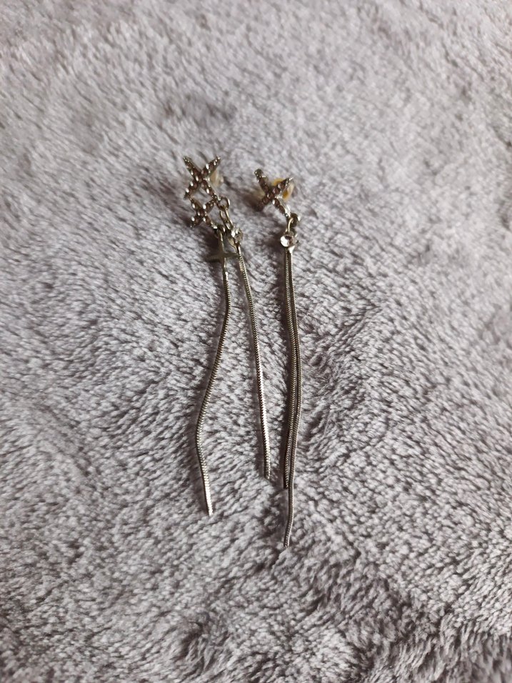 Gri Püsküllü Minimalist Gotik Küpe - Görsel 3