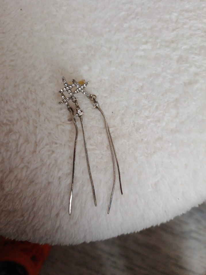 Gri Püsküllü Minimalist Gotik Küpe - Görsel 4