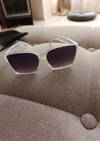 Şeffaf Çerçeveli Gri Kadın Güneş Gözlüğü - Görsel 2