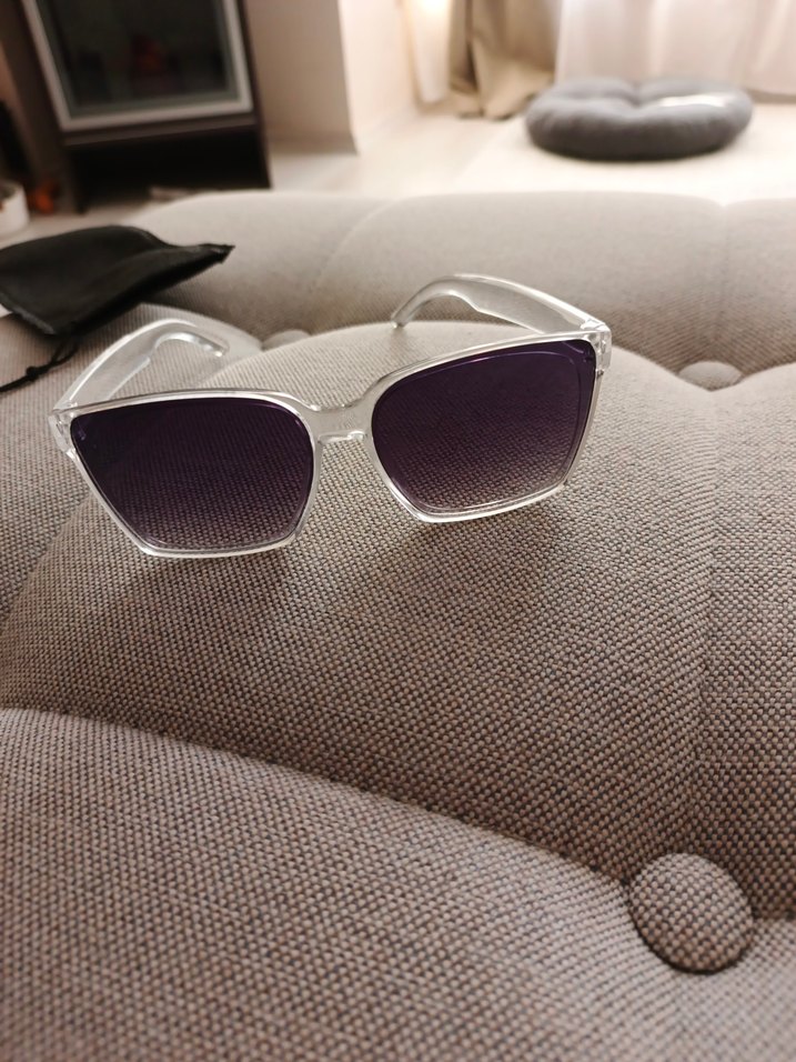 Şeffaf Çerçeveli Gri Kadın Güneş Gözlüğü - Görsel 2