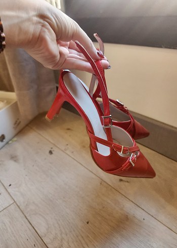 Kırmızı Parlak Deri Tokalı Stiletto - Görsel 3