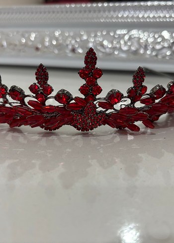  Beden Kırmızı Cam Taşlı Gotik Taç