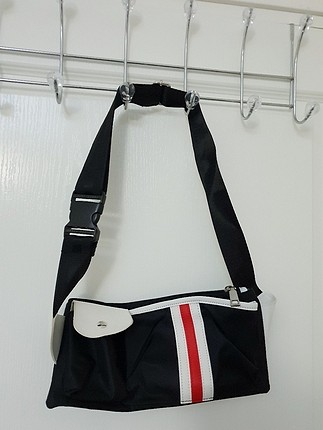 Hiç kullanılmadı.Bel çantası.En,soldan sağa 27 cm,derinlik 13 cm