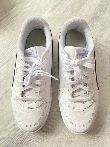 39 Beden beyaz Renk PUMA Skye Clean White-Black Spor Ayakkabı.