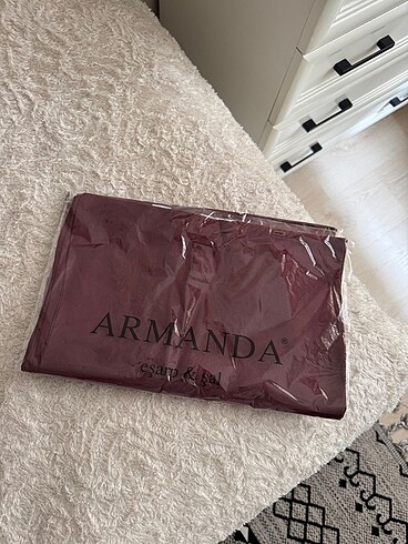 Beden Armanda şal mürdüm