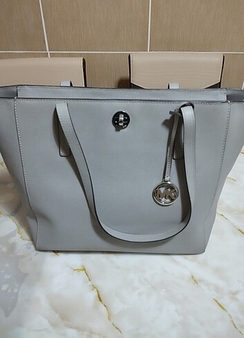 Michael Kors Gri Kol Çantası