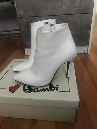 Bambi 10cm beyaz topuklu bot