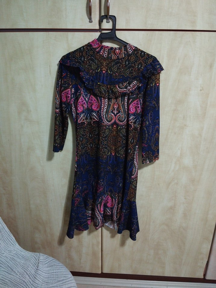 Desenli Uzun Kollu Fırfırlı Elbise - Görsel 2