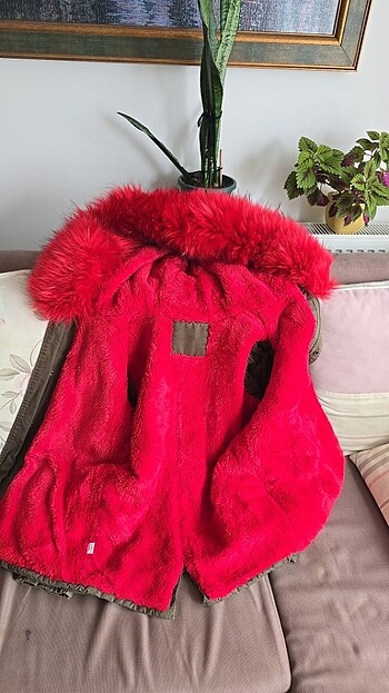 Kirmizi kürklü mont - Görsel 2