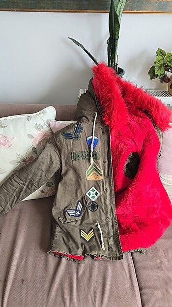 Kirmizi kürklü mont - Görsel 3