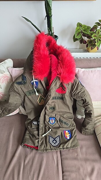 Kirmizi kürklü mont - Görsel 4