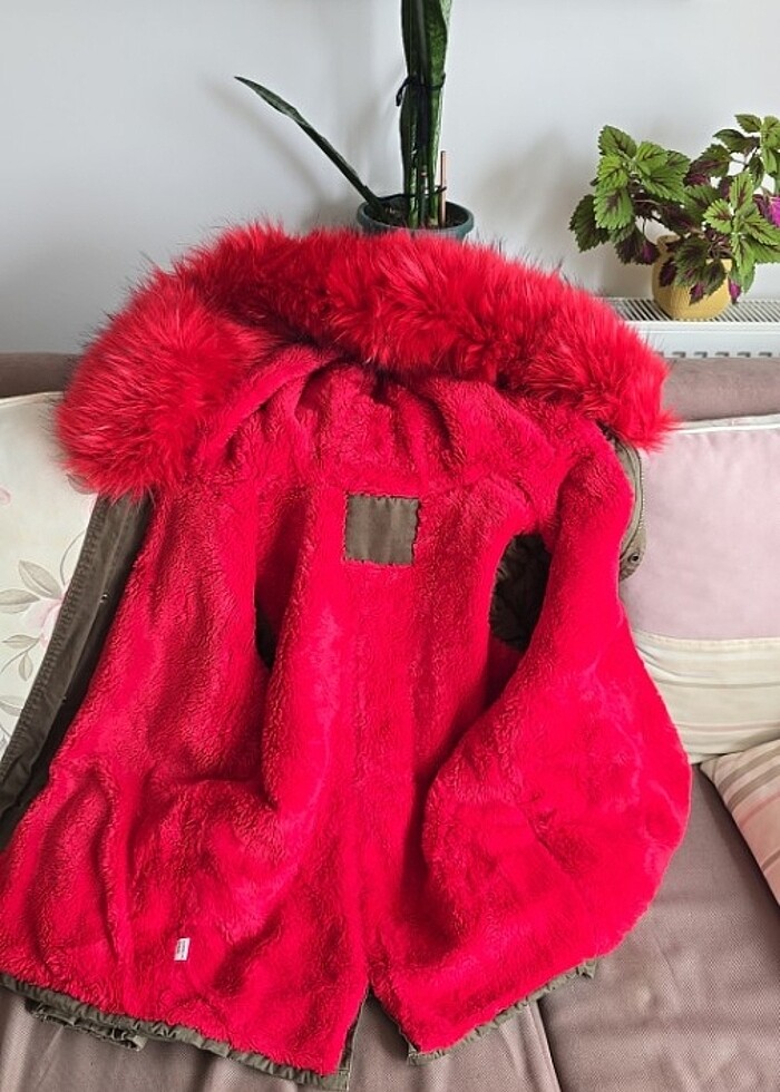Kirmizi kürklü mont - Görsel 2
