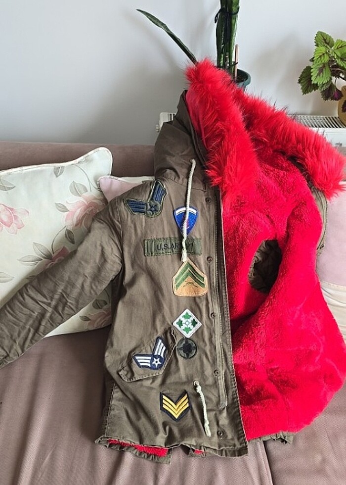 Kirmizi kürklü mont - Görsel 3