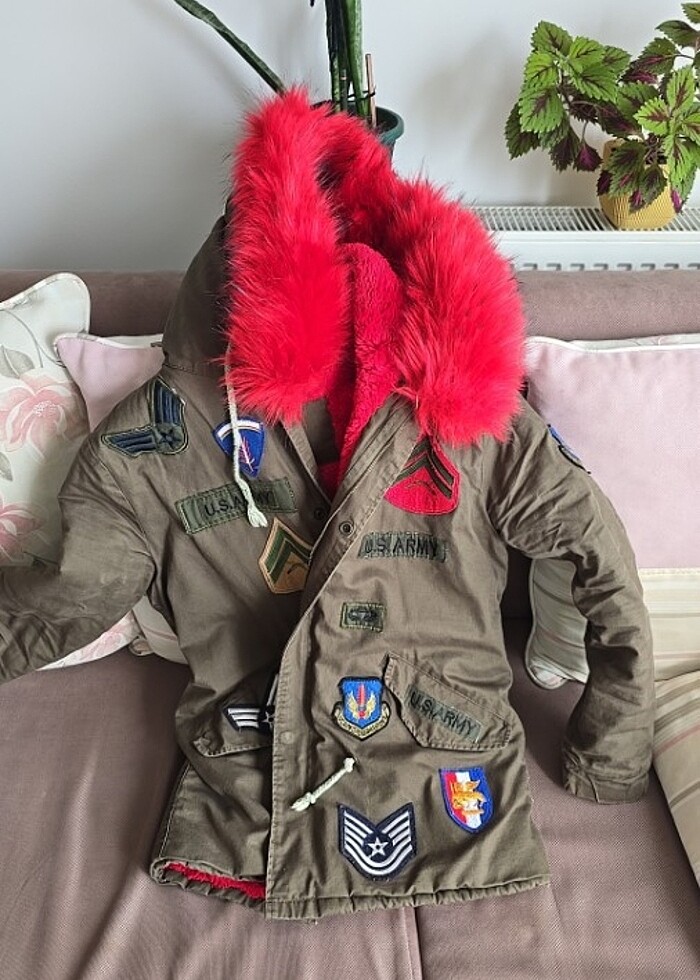 Kirmizi kürklü mont - Görsel 4