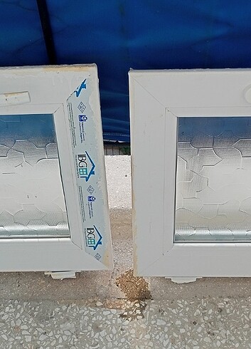 Kasasız tuvalet ve banyo penceresi 2 adet iyi durumda. 40*40
