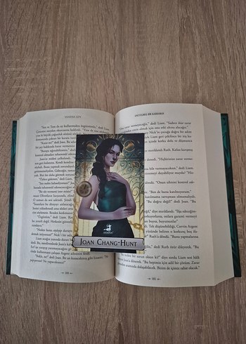 Beden Renk Vanessa Len-Sadece Bir Canavar 2.kitap Unutulmuş Bir Kahraman
