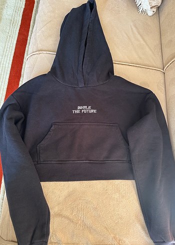 Siyah Kapüşonlu Baskılı Crop Sweatshirt